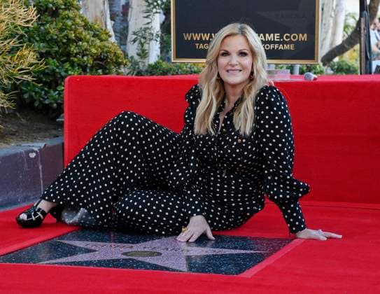 Bilder des Jahres 2025, Entertainment 03 März Entertainment Themen der Woche KW13 Entertainment Bilder des Tages Country music singer Trisha Yearwood sits next to her star during an unveiling ceremony honoring her with the 2,805th star on the Hollywood Walk of Fame in Los Angeles on Monday, March 24, 2025.  LAP2025032405 JIMxRUYMEN