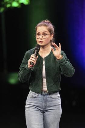 Presentation of the Comedy Award Recklinghausen Hurz 2025 FOR EDITORIAL PURPOSES ONLY EDITORIAL USE ONLY p Presentation of the Comedy Award Recklinghausen Hurz 2025 on Monday, March 24, 2025 at the Festspielhaus in Recklinghausen Florentine Osche during her performance Recklinghausen NRW Recklinghausen Copyright StefanxArendx xFUNKExFotoxService Copyright: StefanxArendx xFUNKExFotoxService doc7zwurg39it16it1ned0 ,EDITORIAL USE ONLY Copyright: StefanxArendx xFUNKExFotoxService