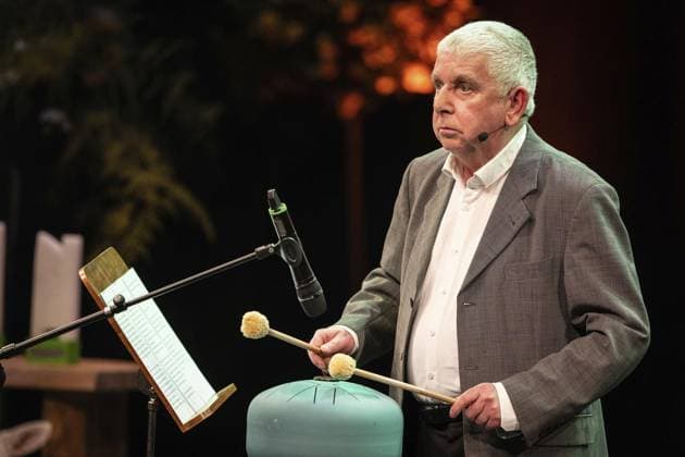 Presentation of the Comedy Award Recklinghausen Hurz 2025 FOR EDITORIAL PURPOSES ONLY EDITORIAL USE ONLY p Presentation of the Comedy Award Recklinghausen Hurz 2025 on Monday, March 24, 2025 at the Festspielhaus in Recklinghausen Erwin Grosche during his laudatory speech for Kai Magnus Sting Recklinghausen NRW Recklinghausen Copyright StefanxArendx xFUNKExFoto Copyright: StefanxArendx xFUNKExFotoxService doc7zwurs4361vsnjqgdnd ,EDITORIAL USE ONLY Copyright: StefanxArendx xFUNKExFotoxService