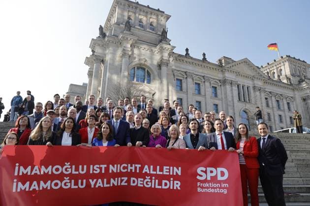 Bilder des Jahres 2025, News 03 März News Themen der Woche KW13 News Bilder des Tages Deutschland, Berlin, Reichstag, SPD-Bundestagsfraktion, Solidaritätsfoto für Ekrem Imamoglu *** Germany, Berlin, Reichstag, SPD parliamentary group, Solidarity photo for Ekrem Imamoglu