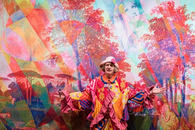 Bilder des Jahres 2025, Entertainment 03 März Entertainment Themen der Woche KW13 Grayson Perry: Delusions Of Grandeur Exhibition At The Wallace Collection In London LONDON, UNITED KINGDOM MARCH 25, 2025: Sir Grayson Perry poses with The Story Of My Life tapestry, one of his latest artworks displayed at the Wallace Collection as part of a landmark exhibition Grayson Perry: Delusions of Grandeur in London, United Kingdom on March 25, 2025. The largest contemporary exhibition ever held at the museum, Grayson Perry: Delusions of Grandeur (28 March 26 October 2025) will include ceramics, tapestries, furniture and collage, displayed alongside some of the Wallace Collection™s masterpieces which helped inspire and shape Perry™s vision for this major exhibition, which opens on the artist™s 65th birthday. Londo  Copyright: xWIktorxSzymanowiczx originalFilename: szymanowicz-graysonp250325_npgbk.jpg