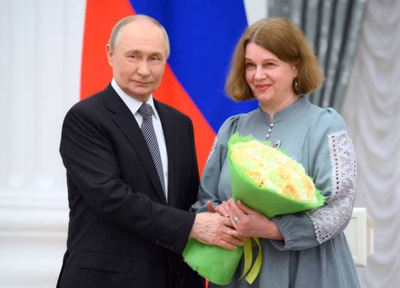 Russia Putin Culture Presidential Prize 8887464 25.03.2025 Russian President Vladimir Putin awards illustrator Olga Ionaitis during a ceremony to award the winners of the 2024 Presidential Prize for young culture professionals and for writing and art for children and young people at the Kremlin in Moscow, Russia. Alexey Maishev Sputnik Moscow Russia  Copyright: xAlexeyxMaishevx