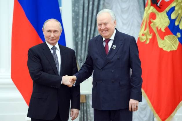 Russia Putin Culture Presidential Prize 8887497 25.03.2025 Russian President Vladimir Putin awards Artistic Director of the Loktev Song and Dance Ensemble (Moscow) Leonid Fradkin during a ceremony to award the winners of the 2024 Presidential Prize for young culture professionals and for writing and art for children and young people at the Kremlin in Moscow, Russia. Alexey Maishev Sputnik Moscow Russia  Copyright: xAlexeyxMaishevx
