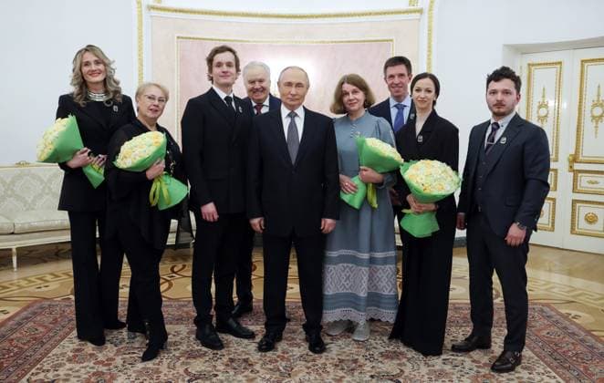 Russia Putin Culture Presidential Prize 8887565 25.03.2025 Russian President Vladimir Putin poses for a family photo with winners of the 2024 Presidential Prize for young culture professionals and for writing and art for children and young people following an awarding ceremony at the Kremlin in Moscow, Russia. Vyacheslav Prokofyev POOL Moscow Russia  Copyright: xVyacheslavxProkofyevx