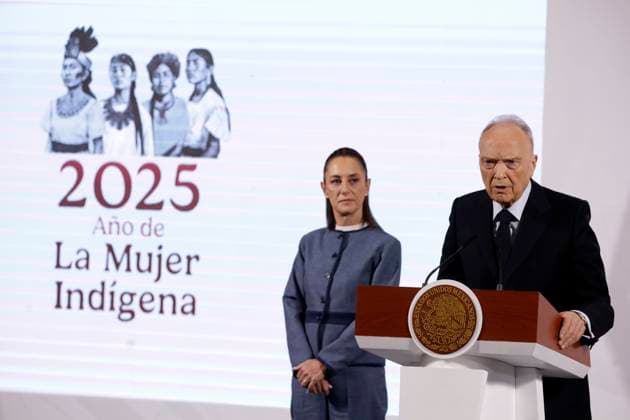 MexicoÃ¢â‚¬â ¢s President, Claudia Sheinbaum Parda is seen behind while the Mexico s Attorney General, Alejandro Gertz Manero speaks during the Security Cabinets bi weekly report at a press conference at the National Palace. on March 25, 2025 in Mexico City, Mexico. Mexico City Mexico - ZUMAe321 20250325_zia_e321_030 Copyright: xLuisxBarronx