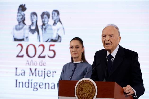 MexicoÃ¢â‚¬â ¢s President, Claudia Sheinbaum Parda is seen behind while the Mexico s Attorney General, Alejandro Gertz Manero speaks during the Security Cabinets bi weekly report at a press conference at the National Palace. on March 25, 2025 in Mexico City, Mexico. Mexico City Mexico - ZUMAe321 20250325_zia_e321_031 Copyright: xLuisxBarronx