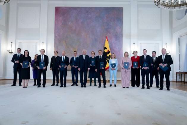 News Themen der Woche KW13 News Bilder des Tages Bundespräsident Steinmeier händigt Entlassungsurkunden aus Bundespräsident Frank-Walter Steinmeier händigt der Bundesregierung Entlassungsurkunden aus Berlin Berlin GER *** Federal President Steinmeier hands out certificates of dismissal Federal President Frank Walter Steinmeier hands out certificates of dismissal to the Federal Government Berlin Berlin GER
