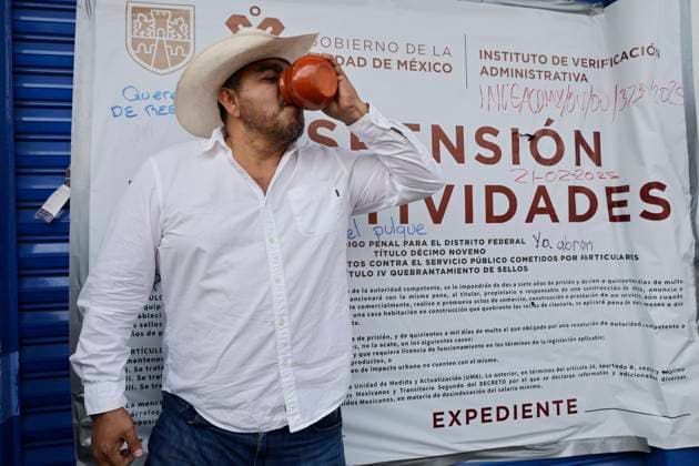 Pulquerias Protest Closure Of Pulquerias In Mexico City Pulqueros protest by drinking pulque outside the La Paloma Azul pulqueria in Mexico City, Mexico, after authorities order the suspension of operations at the establishment, in addition to the closure of other pulquerias in the capital. Those affected claim that the measure is applied indiscriminately, affecting businesses that, in many cases, operate legally and have years of tradition in the city. Pulque is an alcoholic beverage of pre-Hispanic origin. It is obtained from the leaves of the maguey plant and is made from the fermentation of mucilage, popularly known as aguamiel, on March 25, 2025. Mexico City Mexico City Mexico  Copyright: xGerardoxVieyrax originalFilename: vieyra-notitle250325_np70o.jpg
