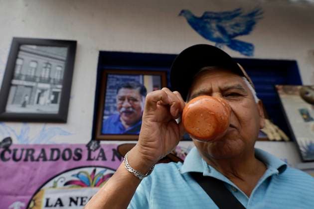 Pulquerias Protest Closure Of Pulquerias In Mexico City Pulqueros protest by drinking pulque outside the La Paloma Azul pulqueria in Mexico City, Mexico, after authorities order the suspension of operations at the establishment, in addition to the closure of other pulquerias in the capital. Those affected claim that the measure is applied indiscriminately, affecting businesses that, in many cases, operate legally and have years of tradition in the city. Pulque is an alcoholic beverage of pre-Hispanic origin. It is obtained from the leaves of the maguey plant and is made from the fermentation of mucilage, popularly known as aguamiel, on March 25, 2025. Mexico City Mexico City Mexico  Copyright: xGerardoxVieyrax originalFilename: vieyra-notitle250325_npanB.jpg