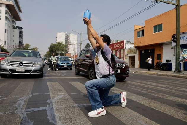 Pulquerias Protest Closure Of Pulquerias In Mexico City Pulqueras and pulqueros protest outside the La Paloma Azul pulqueria in Mexico City, Mexico, on March 25, 2025, after authorities order the closure of the establishment, in addition to the closure of other pulquerias in the capital. Those affected claim that the measure is applied indiscriminately, affecting businesses that, in many cases, operate legally and have years of tradition in the city. Mexico City Mexico City Mexico  Copyright: xGerardoxVieyrax originalFilename: vieyra-notitle250325_npaTd.jpg