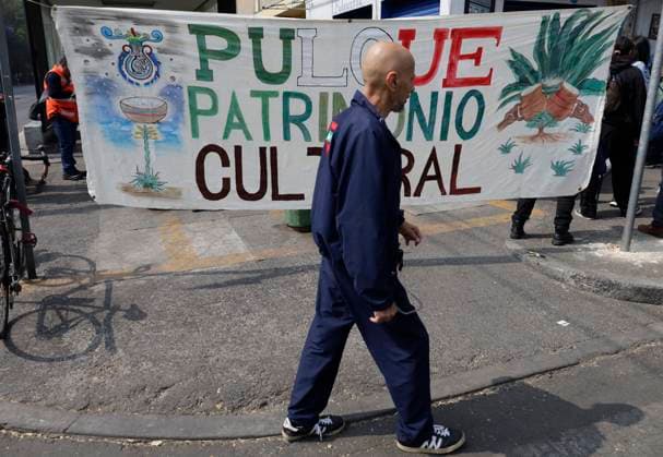 Pulquerias Protest Closure Of Pulquerias In Mexico City Pulqueras and pulqueros protest outside the La Paloma Azul pulqueria in Mexico City, Mexico, on March 25, 2025, after authorities order the closure of the establishment, in addition to the closure of other pulquerias in the capital. Those affected claim that the measure is applied indiscriminately, affecting businesses that, in many cases, operate legally and have years of tradition in the city. Mexico City Mexico City Mexico  Copyright: xGerardoxVieyrax originalFilename: vieyra-notitle250325_npdJo.jpg