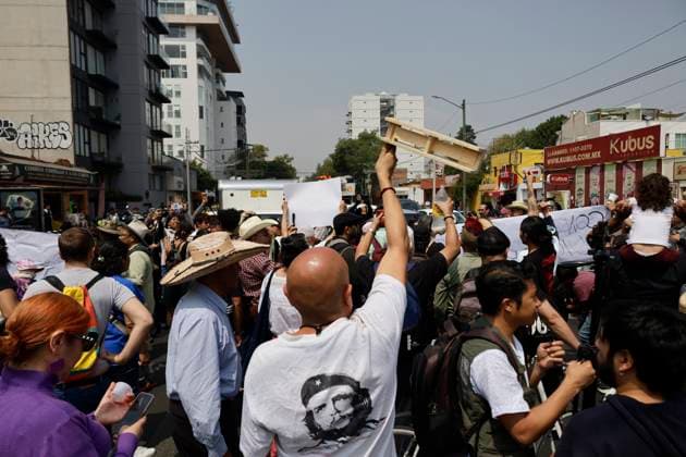 Pulquerias Protest Closure Of Pulquerias In Mexico City Pulqueras and pulqueros protest outside the La Paloma Azul pulqueria in Mexico City, Mexico, on March 25, 2025, after authorities order the closure of the establishment, in addition to the closure of other pulquerias in the capital. Those affected claim that the measure is applied indiscriminately, affecting businesses that, in many cases, operate legally and have years of tradition in the city. Mexico City Mexico City Mexico  Copyright: xGerardoxVieyrax originalFilename: vieyra-notitle250325_npkQF.jpg