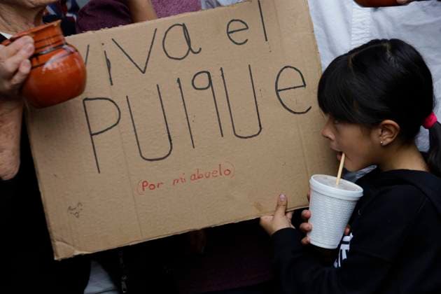 Pulquerias Protest Closure Of Pulquerias In Mexico City Pulqueras and pulqueros protest outside the La Paloma Azul pulqueria in Mexico City, Mexico, on March 25, 2025, after authorities order the closure of the establishment, in addition to the closure of other pulquerias in the capital. Those affected claim that the measure is applied indiscriminately, affecting businesses that, in many cases, operate legally and have years of tradition in the city. Mexico City Mexico City Mexico  Copyright: xGerardoxVieyrax originalFilename: vieyra-notitle250325_nplEh.jpg