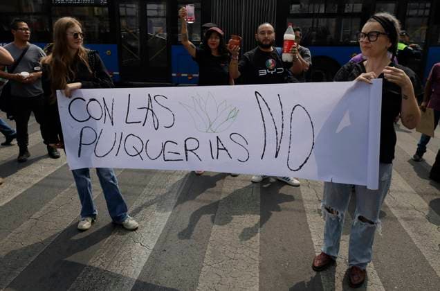Pulquerias Protest Closure Of Pulquerias In Mexico City Pulqueras and pulqueros protest outside the La Paloma Azul pulqueria in Mexico City, Mexico, on March 25, 2025, after authorities order the closure of the establishment, in addition to the closure of other pulquerias in the capital. Those affected claim that the measure is applied indiscriminately, affecting businesses that, in many cases, operate legally and have years of tradition in the city. Mexico City Mexico City Mexico  Copyright: xGerardoxVieyrax originalFilename: vieyra-notitle250325_npOgI.jpg