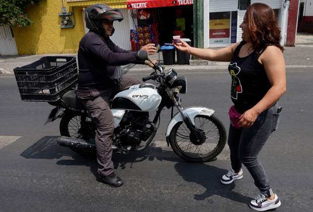 Pulquerias Protest Closure Of Pulquerias In Mexico City A person offers pulque to a motorcyclist in protest outside the La Paloma Azul pulqueria in Mexico City, Mexico, on March 25, 2025, after authorities order the closure of the establishment, in addition to the closure of other pulquerias in the capital. Those affected claim that the measure applies indiscriminately, affecting businesses that, in many cases, operate legally and have years of tradition in the city. Pulque is an alcoholic beverage of pre-Hispanic origin obtained from the leaves of the maguey plant and made from the fermentation of mucilage, popularly known as aguamiel. Mexico City Mexico City Mexico  Copyright: xGerardoxVieyrax originalFilename: vieyra-notitle250325_npT80.jpg