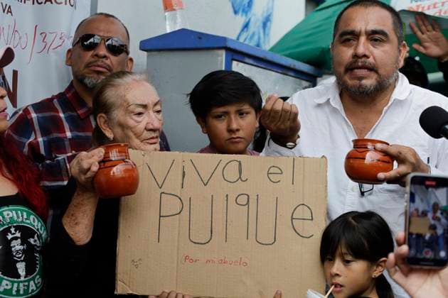 Pulquerias Protest Closure Of Pulquerias In Mexico City Pulqueras and pulqueros protest outside the La Paloma Azul pulqueria in Mexico City, Mexico, on March 25, 2025, after authorities order the closure of the establishment, in addition to the closure of other pulquerias in the capital. Those affected claim that the measure is applied indiscriminately, affecting businesses that, in many cases, operate legally and have years of tradition in the city. Mexico City Mexico City Mexico  Copyright: xGerardoxVieyrax originalFilename: vieyra-notitle250325_nptBE.jpg
