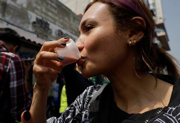 Pulquerias Protest Closure Of Pulquerias In Mexico City Pulqueros protest by drinking pulque outside the La Paloma Azul pulqueria in Mexico City, Mexico, after authorities order the suspension of operations at the establishment, in addition to the closure of other pulquerias in the capital. Those affected claim that the measure is applied indiscriminately, affecting businesses that, in many cases, operate legally and have years of tradition in the city. Pulque is an alcoholic beverage of pre-Hispanic origin. It is obtained from the leaves of the maguey plant and is made from the fermentation of mucilage, popularly known as aguamiel, on March 25, 2025. Mexico City Mexico City Mexico  Copyright: xGerardoxVieyrax originalFilename: vieyra-notitle250325_npzMS.jpg