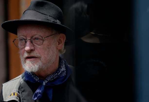 Pulquerias Protest Closure Of Pulquerias In Mexico City Hermann Bellinghausen, writer and journalist, observes a protest outside the La Paloma Azul pulqueria in Mexico City, Mexico, after authorities order the closure of the establishment, in addition to the closure of other pulquerias in the capital. Those affected claim that the measure applies indiscriminately, affecting businesses that, in many cases, operate legally and have years of tradition in the city. Pulque is an alcoholic beverage of pre-Hispanic origin obtained from the leaves of the maguey plant and made from the fermentation of mucilage, popularly known as aguamiel. Mexico City Mexico City Mexico  Copyright: xGerardoxVieyrax originalFilename: vieyra-notitle250325_npHcu.jpg