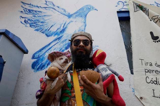 Pulquerias Protest Closure Of Pulquerias In Mexico City A protester carries a dog outside the La Paloma Azul pulqueria in Mexico City, Mexico, after authorities order the closure of the establishment, in addition to the closure of other pulquerias in the capital. Those affected claim that the measure is applied indiscriminately, affecting businesses that, in many cases, operate legally and have years of tradition in the city. Pulque is an alcoholic beverage of pre-Hispanic origin obtained from the leaves of the maguey plant and made from the fermentation of mucilage, popularly known as aguamiel, on March 25, 2025. Mexico City Mexico  Copyright: xGerardoxVieyrax originalFilename: vieyra-notitle250325_npY5p.jpg