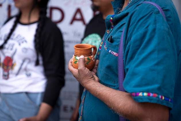 Protest against the closure of pulquerias in Mexico - 25 Mar 2025 A protester holds a jar of pulque during a protest against the closure of the Paloma Azul pulqueria. Pulque workers held a protest to demand that the Administrative Verification Institute (INVEA) stop the closure of pulquerias in Mexico City, such as Paloma Azul. This year, up to 15 pulquer’as have been closed. Mexico Mexico Copyright: xGuillermoxDiazx xSOPAxImagesx _DSC4912