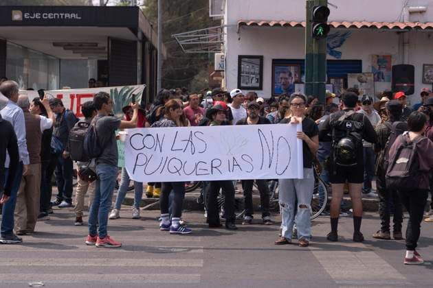 Protest against the closure of pulquerias in Mexico - 25 Mar 2025 Demonstrators close an avenue during a protest against the closure of the Paloma Azul pulqueria. Pulque workers held a protest to demand that the Administrative Verification Institute (INVEA) stop the closure of pulquerias in Mexico City, such as Paloma Azul. This year, up to 15 pulquer’as have been closed. Mexico Mexico Copyright: xGuillermoxDiazx xSOPAxImagesx _DSC4920