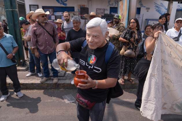 Protest against the closure of pulquerias in Mexico - 25 Mar 2025 A demonstrator disguised as a former Mexico President AMLO, serves pulque in a jug during a protest against the closure of the Paloma Azul pulqueria. Pulque workers held a protest to demand that the Administrative Verification Institute (INVEA) stop the closure of pulquerias in Mexico City, such as Paloma Azul. This year, up to 15 pulquer’as have been closed. Mexico Mexico Copyright: xGuillermoxDiazx xSOPAxImagesx _DSC4929