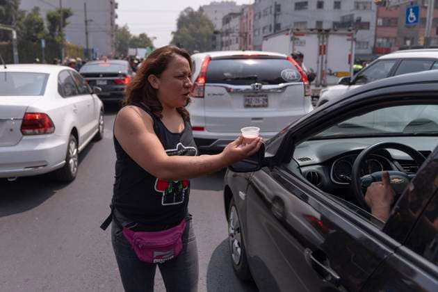 Protest against the closure of pulquerias in Mexico - 25 Mar 2025 A demonstrator gives pulque to motorists during a protest against the closure of the Paloma Azul pulqueria. Pulque workers held a protest to demand that the Administrative Verification Institute (INVEA) stop the closure of pulquerias in Mexico City, such as Paloma Azul. This year, up to 15 pulquer’as have been closed. Mexico Mexico Copyright: xGuillermoxDiazx xSOPAxImagesx _DSC4947