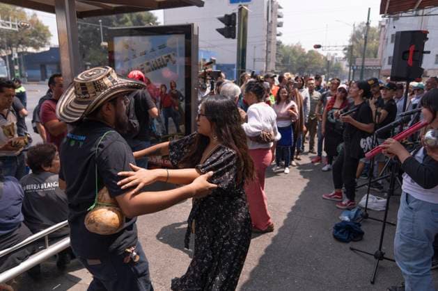 Protest against the closure of pulquerias in Mexico - 25 Mar 2025 Demonstrators dance during a protest against the closure of the Paloma Azul pulqueria. Pulque workers held a protest to demand that the Administrative Verification Institute (INVEA) stop the closure of pulquerias in Mexico City, such as Paloma Azul. This year, up to 15 pulquer’as have been closed. Mexico Mexico Copyright: xGuillermoxDiazx xSOPAxImagesx _DSC4965