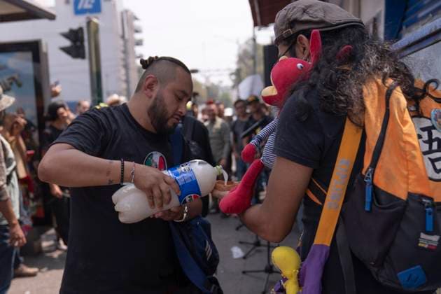 Protest against the closure of pulquerias in Mexico - 25 Mar 2025 A demonstrator serves pulque during a protest against the closure of the Paloma Azul pulqueria. Pulque workers held a protest to demand that the Administrative Verification Institute (INVEA) stop the closure of pulquerias in Mexico City, such as Paloma Azul. This year, up to 15 pulquer’as have been closed. Mexico Mexico Copyright: xGuillermoxDiazx xSOPAxImagesx _DSC4967