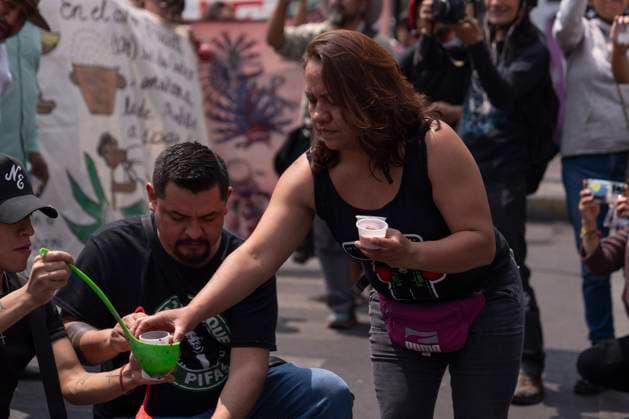 March 25, 2025, Mexico, Mexico: Demonstrators serve pulque in glasses during a protest against the closure of the Paloma Azul pulqueria. Pulque workers held a protest to demand that the Administrative Verification Institute (INVEA) stop the closure of pulquerias in Mexico City, such as Paloma Azul. This year, up to 15 pulquer™as have been closed. Mexico Mexico - ZUMAs197 20250325_aaa_s197_105 Copyright: xGuillermoxDiazx