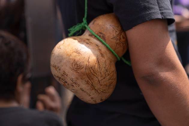 March 25, 2025, Mexico, Mexico: A demonstrator carries a pulque jug during a protest against the closure of the Paloma Azul pulqueria. Pulque workers held a protest to demand that the Administrative Verification Institute (INVEA) stop the closure of pulquerias in Mexico City, such as Paloma Azul. This year, up to 15 pulquer™as have been closed. Mexico Mexico - ZUMAs197 20250325_aaa_s197_109 Copyright: xGuillermoxDiazx