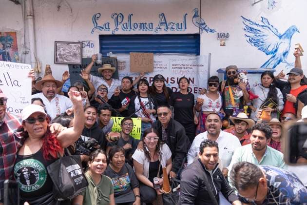 March 25, 2025, Mexico, Mexico: Pulqueria owners and workers pose during a protest against the closure of the Paloma Azul pulqueria. Pulque workers held a protest to demand that the Administrative Verification Institute (INVEA) stop the closure of pulquerias in Mexico City, such as Paloma Azul. This year, up to 15 pulquer™as have been closed. Mexico Mexico - ZUMAs197 20250325_aaa_s197_115 Copyright: xGuillermoxDiazx