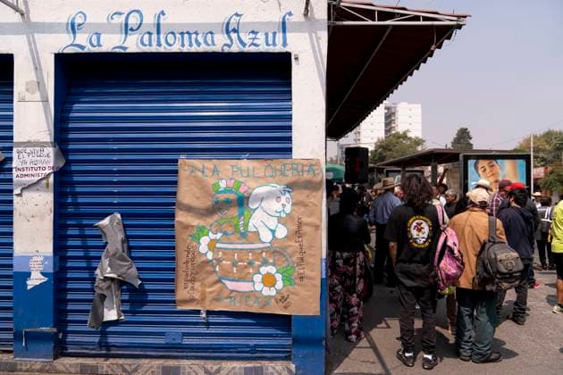 March 25, 2025, Mexico, Mexico: A placard seen during a protest against the closure of the Paloma Azul pulqueria. Pulque workers held a protest to demand that the Administrative Verification Institute (INVEA) stop the closure of pulquerias in Mexico City, such as Paloma Azul. This year, up to 15 pulquer™as have been closed. Mexico Mexico - ZUMAs197 20250325_aaa_s197_117 Copyright: xGuillermoxDiazx