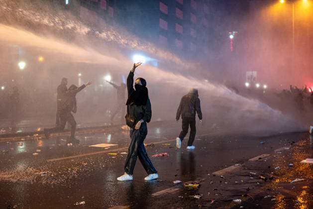 Bilder des Jahres 2025, News 03 März News Themen der Woche KW13 News Bilder des Tages March 26, 2025, Ankara, Turkey: A woman protester resists during the water cannon intervention. The protests that started after the arrest of the Republican People s Party (CHP) Istanbul Metropolitan Mayor Ekrem Imamoglu on 23 March Sunday continue. The police prevented the march of the mass gathered in K?z?lay Square and Middle East University (ODTU) in Ankara. Ankara Turkey - ZUMAs197 20250326_aaa_s197_004 Copyright: xTunahanxTurhanx