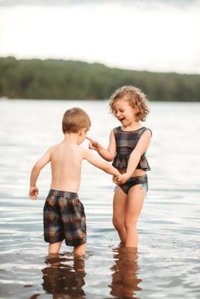 Creative Highlights Symbolfotos brother and sister playing in water at lake Beckley, West Virginia, United States CR_ZVBJ250319-1686187-01 ,model released, Symbolfoto