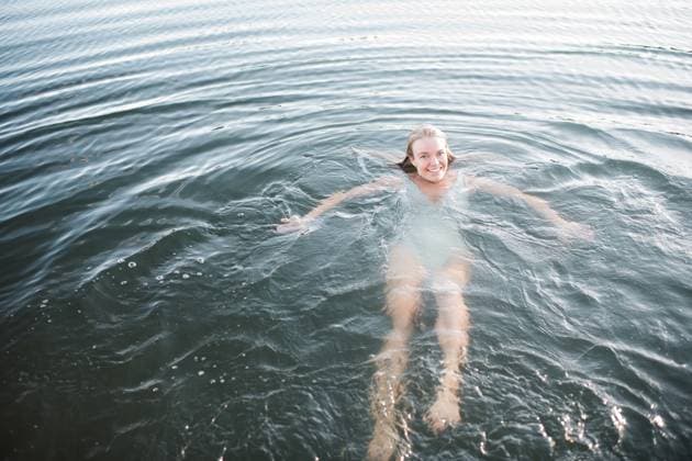 Creative Highlights Symbolfotos Swedish woman bathing in the sea on a summer morning Norrtälje, Stockholm County, Sweden CR_RABE25032548-1560156-01 ,model released, Symbolfoto