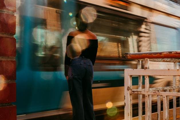 IMAGO Creative, Jahreszeit Herbst in der Stadt IMAGO Creative, Jahreszeit Sommer, Sommerferien Train station dappled light black women blurred motion South Africa, Western Cape, Cape Town CR_YNJN250325-1691020-01 ,model released, Symbolfoto