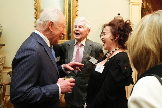 Bilder des Jahres 2025, Entertainment 03 März . 25 03 2025. London, United Kingdom. King Charles III with Sir Derek Jacobi and Helena Bonham Carter at a reception to mark the launch of the Queen s Reading Room Medal at Clarence House in London.  xPoolx xi-Imagesx IIM-25835-0031