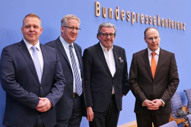 News Themen der Woche KW13 Berlin, Deutschland, 26.03.2025: Bundespressekonferenz: Entwurf eines Gesetzes zur Schlichtung von Tarifkonflikten: L-R: Richard Giesen, Zentrum für Arbeitsbeziehungen und Arbeitsrecht an der Ludwig-Maximilians-Universität München, Clemens Höpfner, Universität zu Köln, Hagen Lesch, Institut der deutschen Wirtschaft Köln,Stefan Wolf, Präsident Arbeitgeberverband Gesamtmetall *** Berlin, Germany, 26 03 2025 Federal Press Conference Draft law on the arbitration of collective bargaining disputes L R Richard Giesen, Center for Labor Relations and Labor Law at the Ludwig Maximilian University of Munich, Clemens Höpfner, University of Cologne, Hagen Lesch, Cologne Institute for Economic Research, Stefan Wolf, President of the German Metalworkers F Copyright: xdtsxNachrichtenagenturx dts_63253