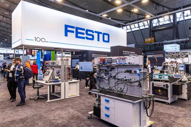 Messe Didacta in Stuttgart, Europas größte Bildungsmesse. Messestand von Festo. 15.02.2025: Stuttgart, Baden-Württemberg, Deutschland. *** Didacta trade fair in Stuttgart, Europes largest education trade fair Festo stand 15 02 2025 Stuttgart, Baden Württemberg, Germany