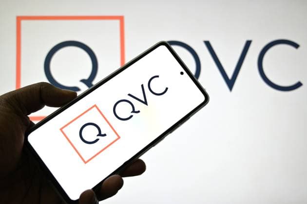 Photo illustration in India - 25 Mar 2025 In this photo illustration, a QVC logo is seen displayed on a smartphone and in the background. India Copyright: xAvishekxDasx xSOPAxImagesx avdmar25lot10er