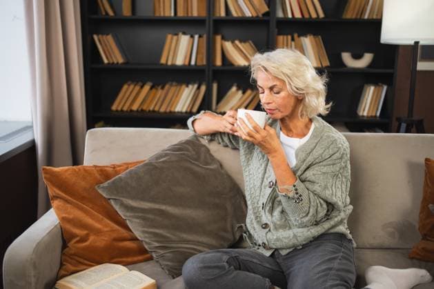 Good morning autumn winter fall vibe. Comfort relaxed senior old elderly woman drinking hot beverage tea coffee in sofa at home. Mature woman resting enjoy calm morning at home alone. Pension concept. Good morning autumn winter fall vibe. Comfort relaxed senior old elderly woman drinking hot beverage tea coffee in sofa at home. Mature woman resting enjoy calm morning at home alone. Pension concept. ,model released, Symbolfoto Copyright: xZoonar.com IuliiaxZavalishinax 23041464 ,model released, Symbolfoto ,property released