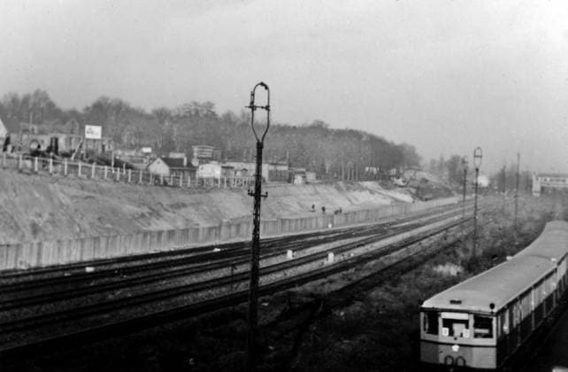 Archivbilder der Woche KW13 Bau Stadtautobahn Berlin Bauarbeiten im Rahmen des Bau der Stadtautobahn (A100) am Alten-Luisenfriedhof in Berlin. *** Construction City motorway Berlin Construction work at Frame of Construction the City motorway A100 on Old Luisen Cemetery in Berlin