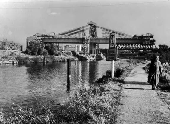 Archivbilder der Woche KW13 Bau Stadtautobahn Berlin Bau der Stadtautobahn (A100), Abschnitt Rudolf-Wissel-Bruecke mit Sicht von der Spree (Gartenfelde) in Berlin. *** Construction City motorway Berlin Construction the City motorway A100 , Section Rudolf Wissel Bruecke with View from the Spree Gartenfelde in Berlin