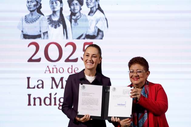 Mexiko, Claudia Sheinbaum Pressekonferenz in Mexiko-Stadt Mexico s President, Claudia Sheinbaum Pardo, and Legal Advisor to the Mexican Presidency, Ernestina Godoy Ramos showing the Proposal to reform the General Law on Enforced Disappearances during a briefing at the National Palace. on March 27, 2025 in Mexico City, Mexico. Mexico City Mexico - ZUMAe321 20250327_zia_e321_012 Copyright: xLuisxBarronx