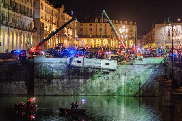 Bilder des Jahres 2025, News 03 März News Themen der Woche KW13 News Bilder des Tages Italien, Bergung des Touristenbus aus Fluss Po in Turin March 27, 2025: Turin, Italy: Firefighters recover tourist bus that fell from the bridge in Piazza Vittorio Veneto and ended up in the Po River. The accident killed bus driver. Turin Italy  - ZUMAp169 20250327_zea_p169_066 Copyright: xCOSTANTINOxSERGIx