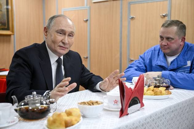 Bilder des Jahres 2025, News 03 MÃ¤rz News Themen der Woche KW13 RUSSIA, MURMANSK - MARCH 27, 2025: Russia s President Vladimir Putin visits the Project 885M Yasen-M nuclear-powered attack submarine K-564 Arkhangelsk. Kirill Zykov POOL TASS  79402403