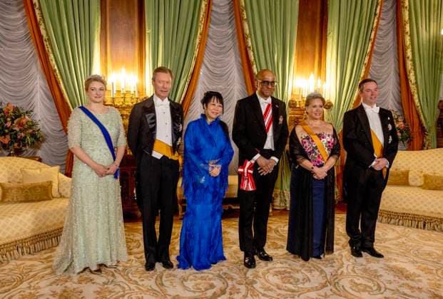 Luxemburger Royals veranstalteten Gala-Dinner für Tharman Shanmugaratnam aus Singapur 27-03-2025 Gala Grand Duke Henri and Grand Duchess Maria Teresa and Grand Duke Guillaume and Grand Duchess Stephanie with Tharman Shanmugaratnam, President of the Republic of Singapore, and Mrs. Jane Ittogi Shanmugaratnam pictured at the state banquet before the statebanquet at Palais Grand-Ducal on the 1st day of the 2 day statevisit to Luxembourg. Â  Copyright: xPPEx