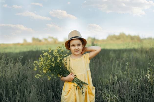 Creative Highlights Symbolfotos Kleines Mädchen in einem gelben Kleid geht spazieren und pflückt gelbe Blumen auf einer Wiese. Little toddler girl in a yellow dress walking and picking yellow flowers on a meadow field ,model released, Symbolfoto Copyright: xZoonar.com ZulfiiaxIshmukhametovax 23065542 ,model released, Symbolfoto ,property released