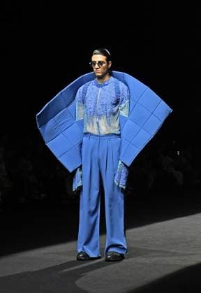 A model walks on the ramp showcasing creation by Indian designer Anurag Gupta on the second day of the Lakme Fashion Week (LFW) in Mumbai. Mumbai India Copyright: xAshishxVaishnavx xSOPAxImagesx AVaishnav_Lakme Fashion Week day two in Mumbai (1)
